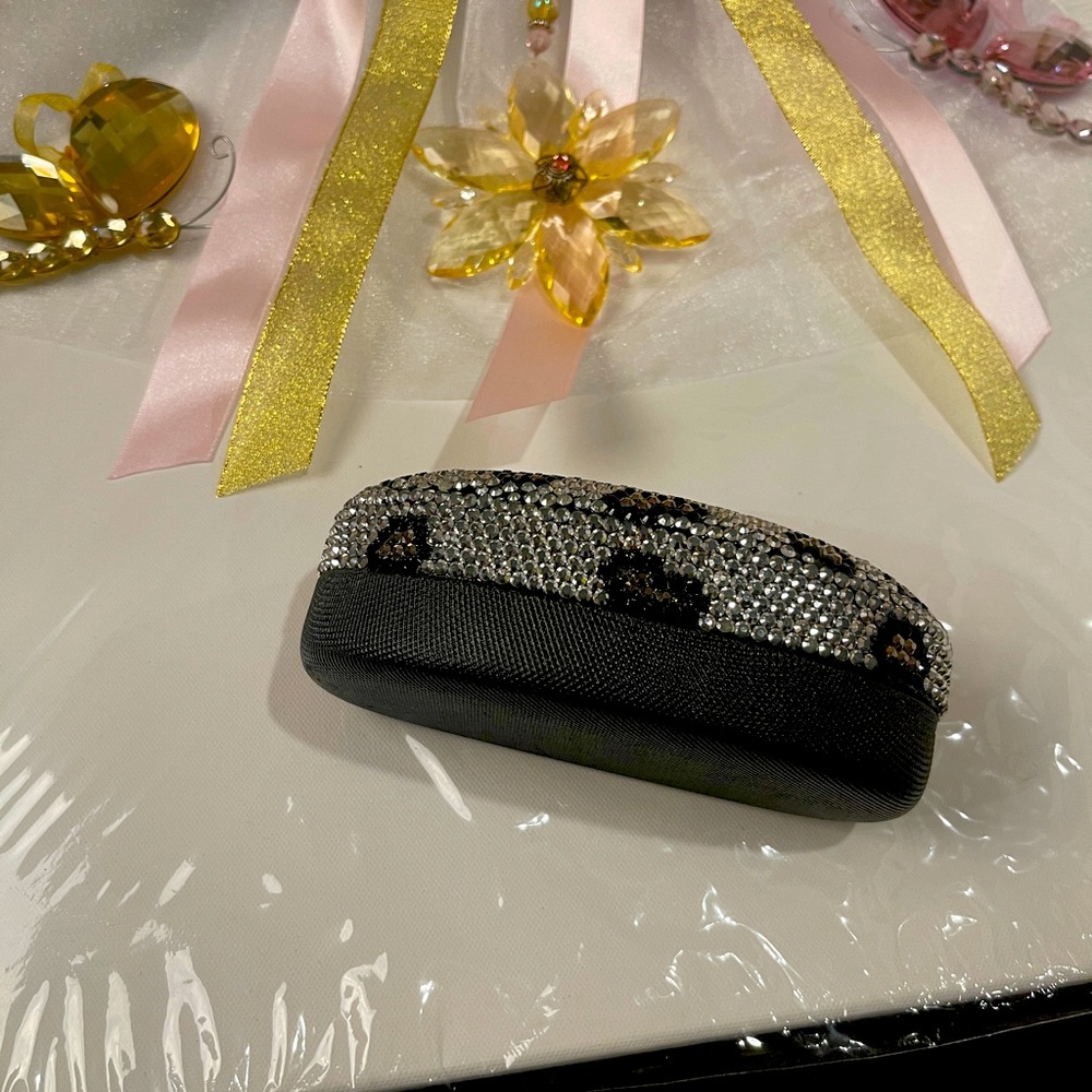 Bling leopard Eyeglass Case w/BLK Base. Can use for Sunglasses or Eyeglasses!